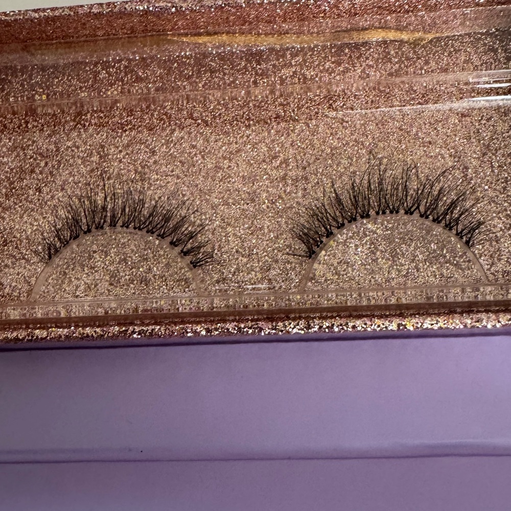 "9-5" False Lashes - Picture 2 of 7